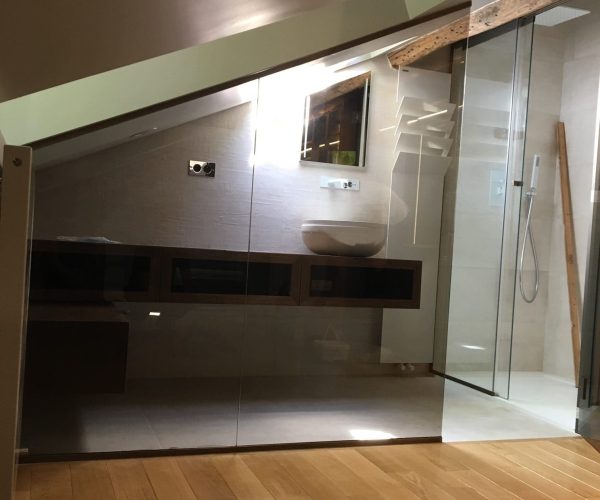 Douche à l'intérieur d'une chambre