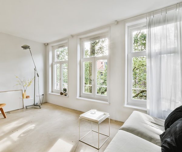Fenêtre blanches dans un salon