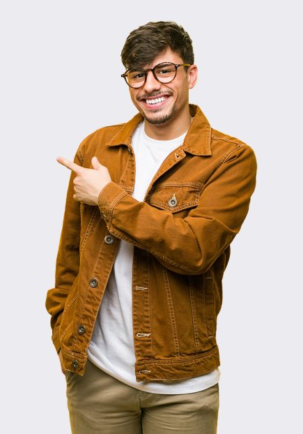 homme-detoure Un homme souriant pointant quelque chose du doigt
