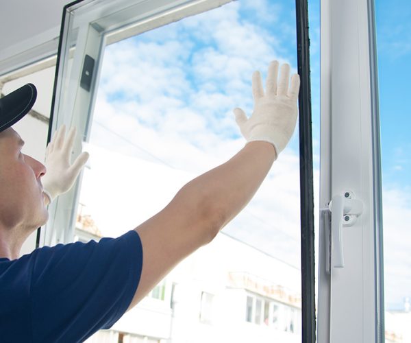 pro-fenetre Un professionnel remplace une vitre
