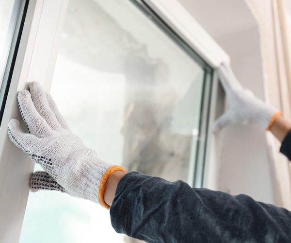 remplacement-fenetre Un professionnel remplace une fenêtre